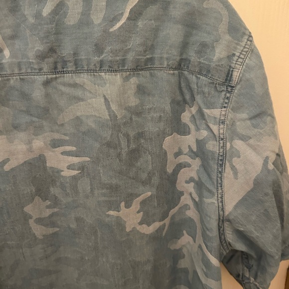 Men’s Levi’s Short Sleeve Camo Button Up - Size M - Picture 6 of 6